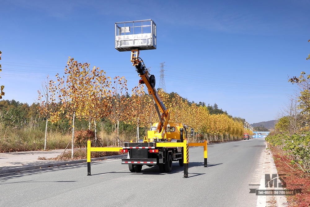 Dongfeng 4*2 ລົດບັນທຸກເບົາ Tip Off-road Lifting Truck_Small trimming Sanitation Lifting Truck_Export Special Micro Vehicle