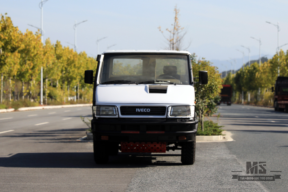 ຂັບສີ່ລໍ້ສີຂາວ IVECO Off Road Small Truck_4*4 113hp ຫົວຫນ້າສັ້ນ ແຖວສອງຊັ້ນ Light Truck_Export ຍານພາຫະນະພິເສດ